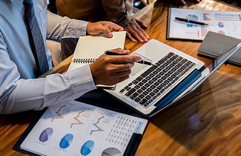 Comparateur de devis : comment gagner du temps et de l’argent ?